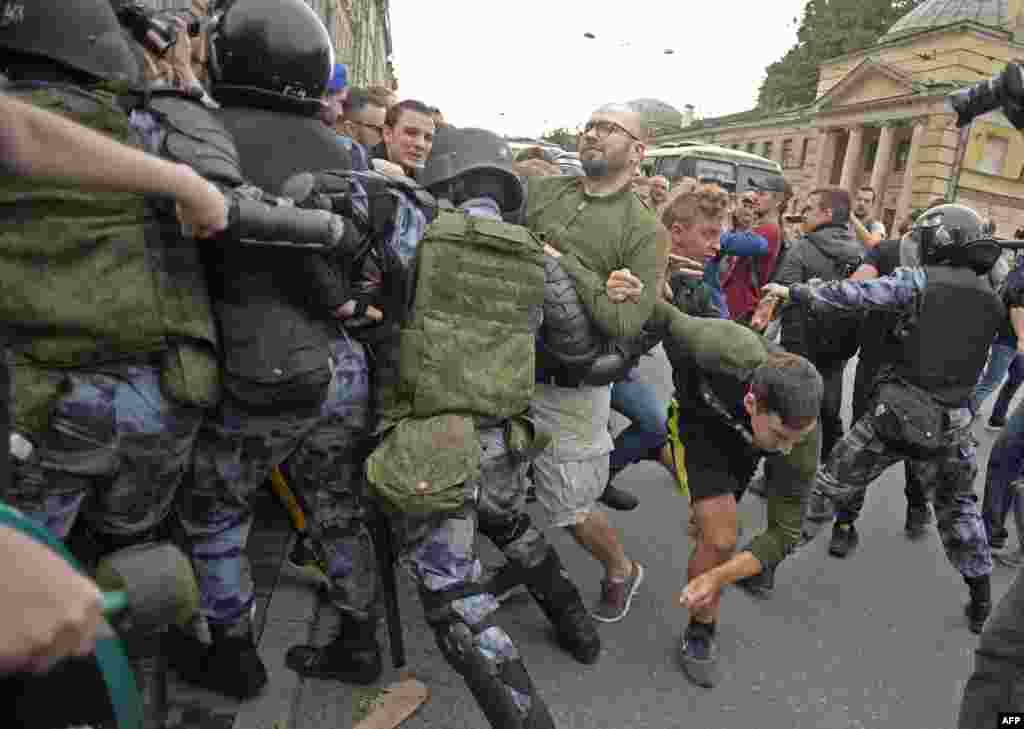 Scuffles in St. Petersburg. The raising of the retirement age has proven to be a deeply unpopular move in Russia. 