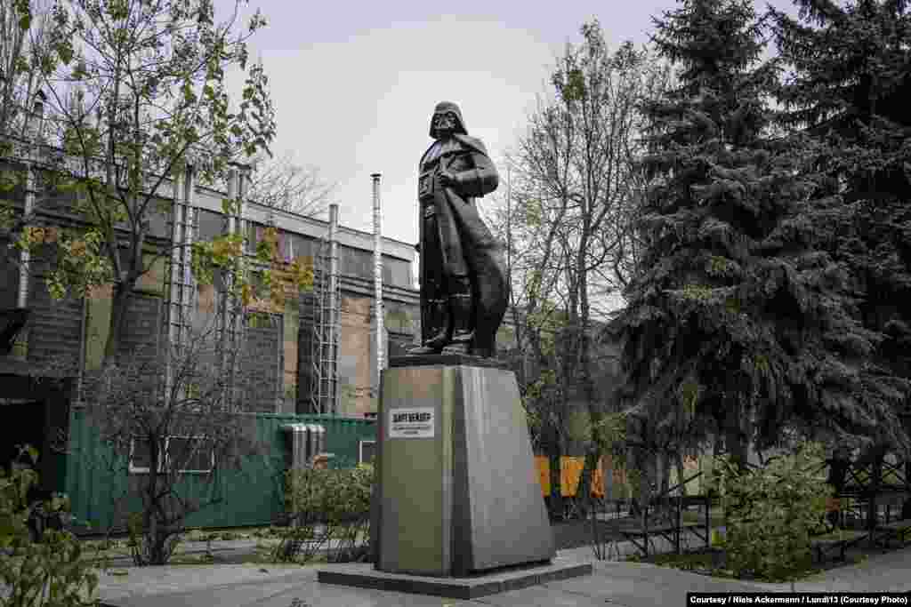 В Одесі місцеві жителі перетворили статую Леніна на героя &laquo;Зоряних війн&raquo; Дарта Вейдера