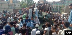 Жители на Джалалабад посрещат бойците на талибаните
