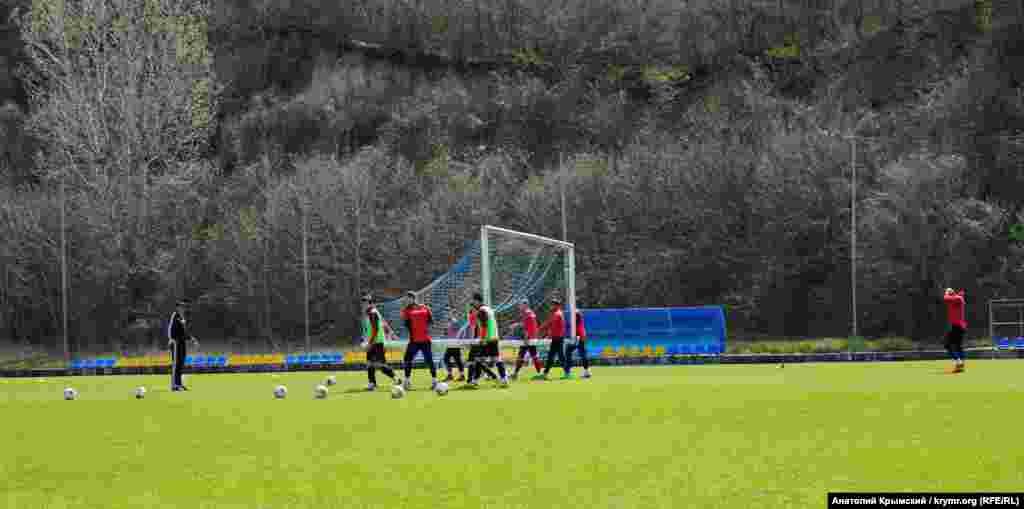 Qırım çempionatında oynağan «Qızıltaş» professional futbol klubunıñ kiralağan bazası