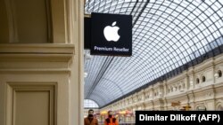 Ruski maloprodajni sektor je pogođen sankcijama i odlukama svetskih kompanija kao što su H&M, Apple i Nike da zaustave ili smanje prodaju u Rusiji, Na slici: Apple prodavnica u Moskvi, april 2021.