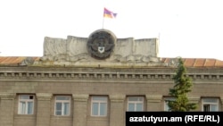 Լեռնային Ղարաբաղի դրոշը կառավարական գլխավոր շենքի վրա