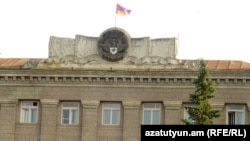 Ստեփանակերտ - Ղարաբաղի դրոշը ծածանվում է գլխավոր կառավարական շենքի վրա
