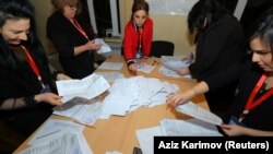 Ադրբեջան - Խորհրդարանական ընտրությունների քվեաթերթիկների հաշվարկը Բաքվի ընտրատեղամասերից մեկում, 9-ը փետրվարի, 2020թ.