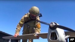 Российский военнослужащий у разведывательного беспилотника «Орлан-10»