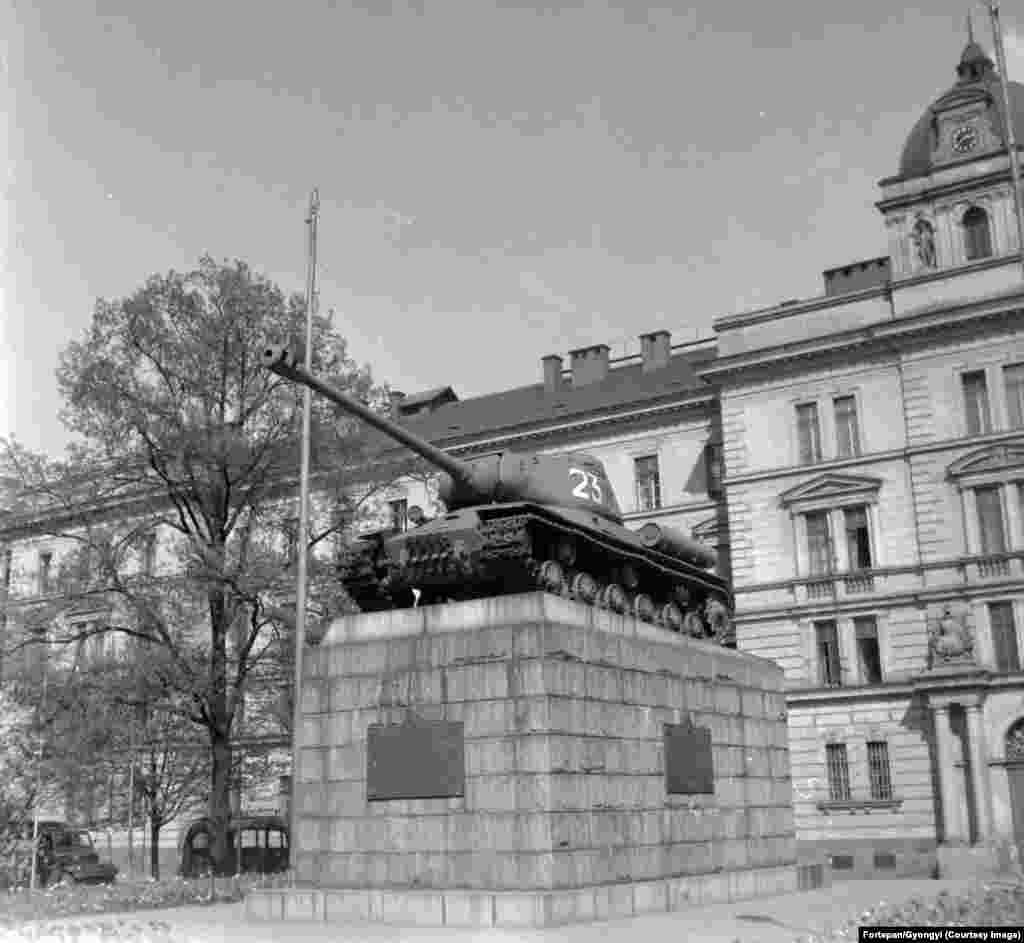 Памятник советским танкистам в Праге, 1961 год. В 1991 году художник Давид Черни покрасил танк в розовый цвет. В июне того же года памятник демонтировали