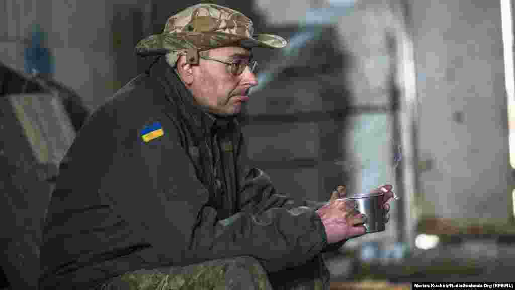 Олег, який воює зараз у промзоні, розповідає, що ЗСУ зараз зайняли вигідніші позиції, ніж противник, тому і вдається вдало воювати із противником. Тому і російсько-сепаратистські сили намагаються українців посунути із опорної лінії